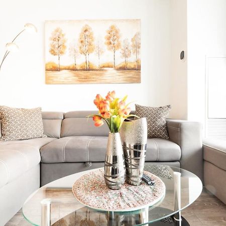 Bright Condo In The Heart Of Toronto Exterior photo