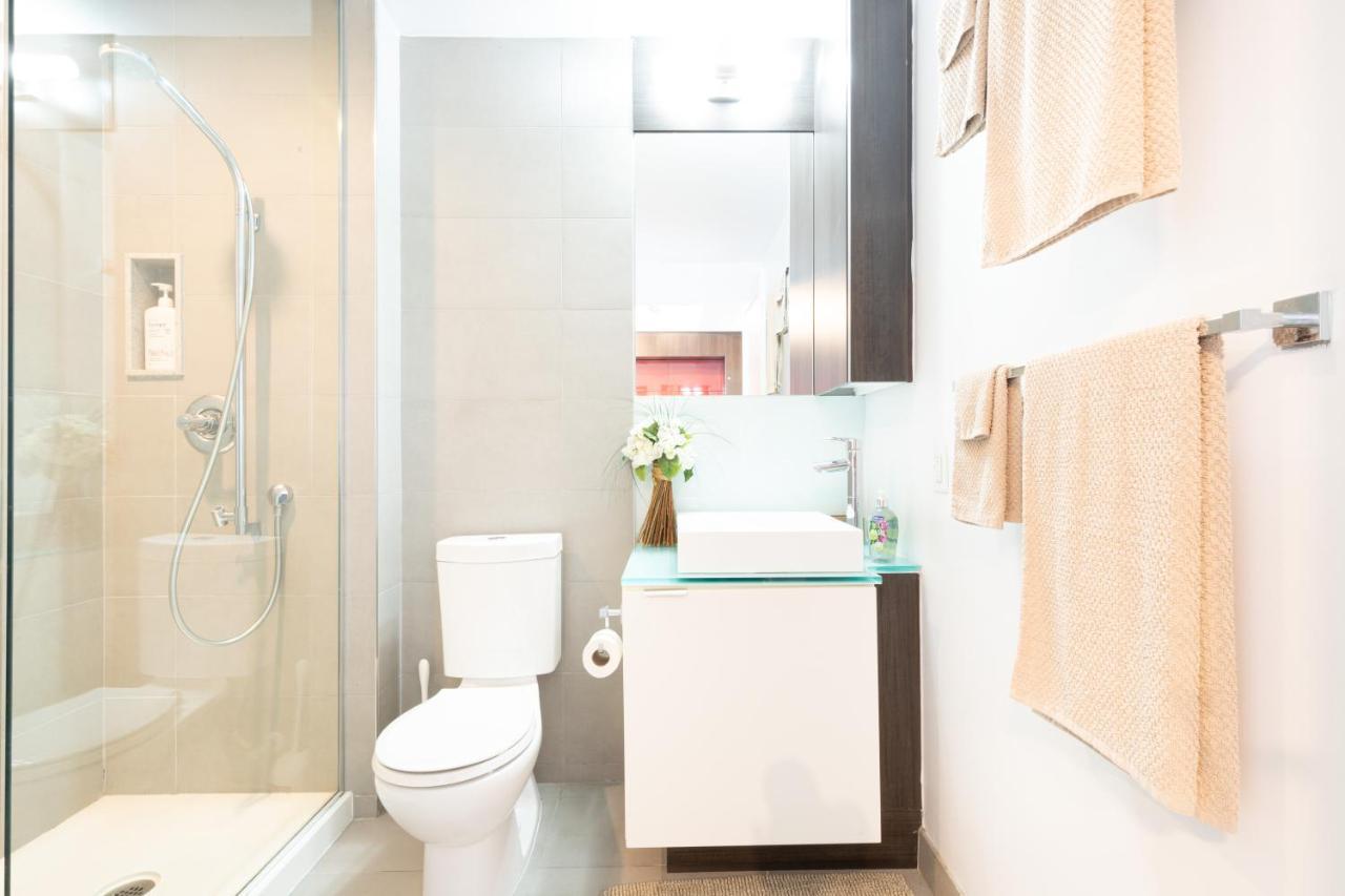Bright Condo In The Heart Of Toronto Exterior photo