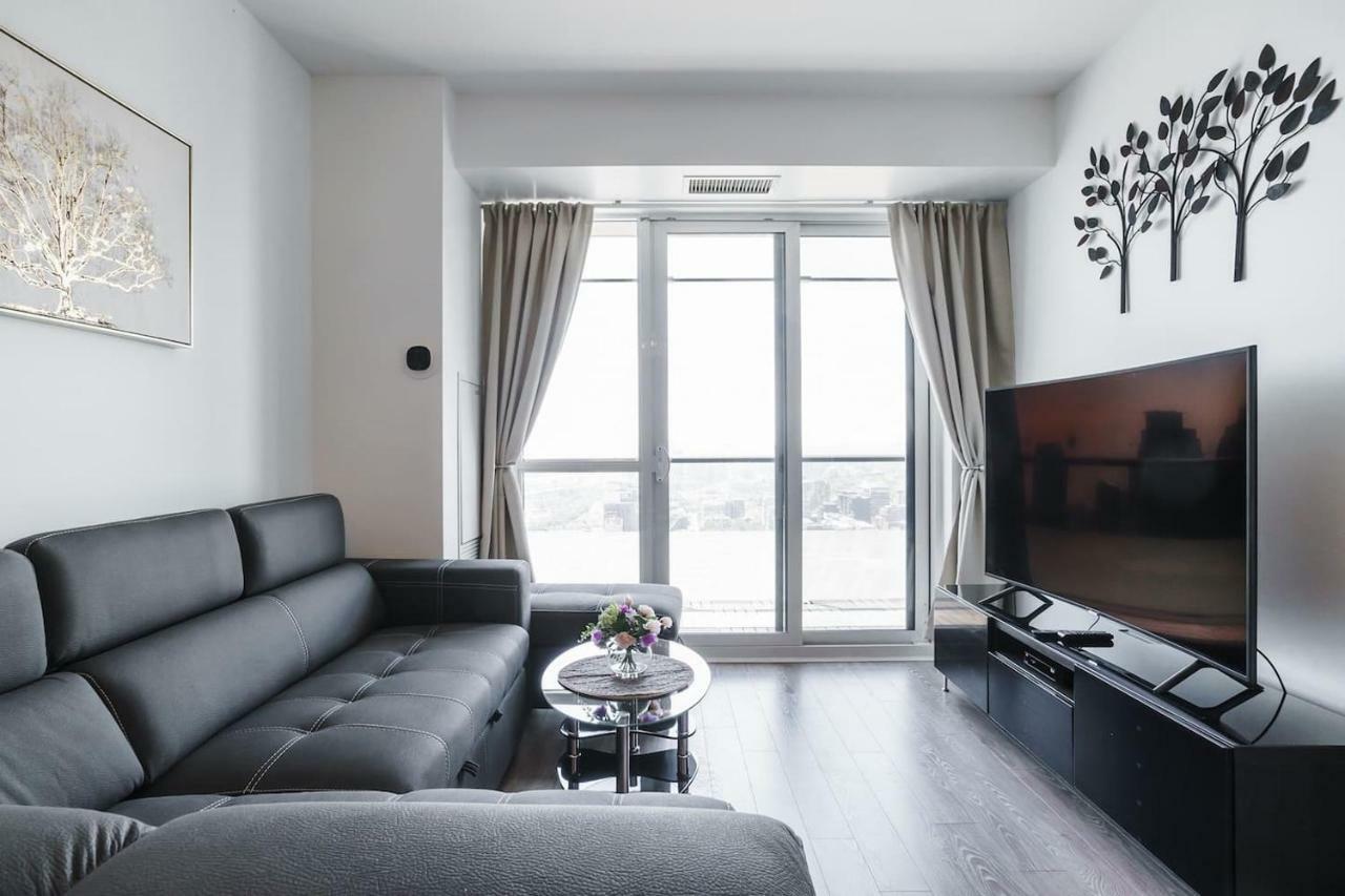 Bright Condo In The Heart Of Toronto Exterior photo