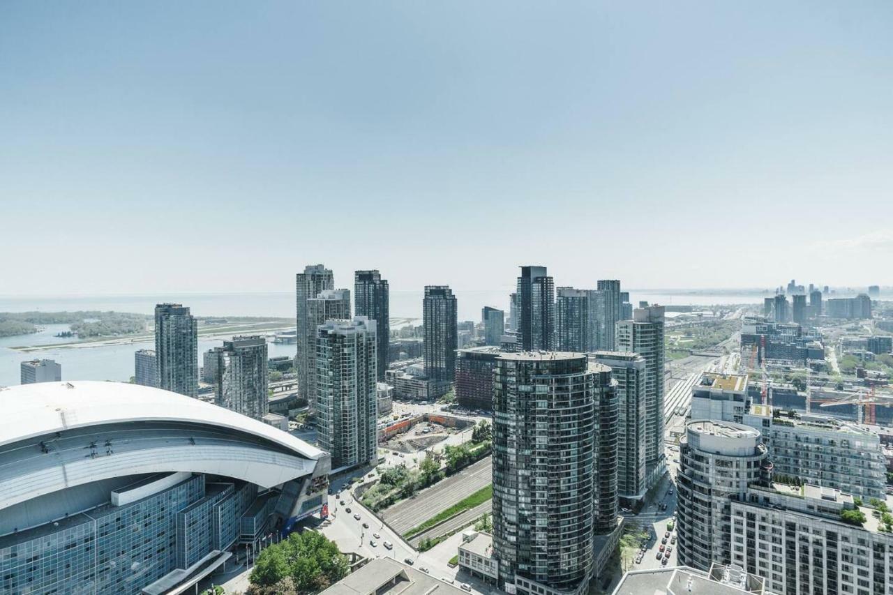 Bright Condo In The Heart Of Toronto Exterior photo