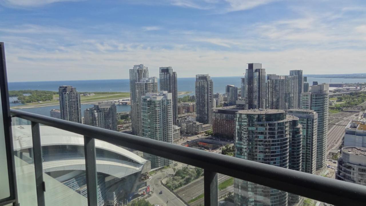 Bright Condo In The Heart Of Toronto Exterior photo