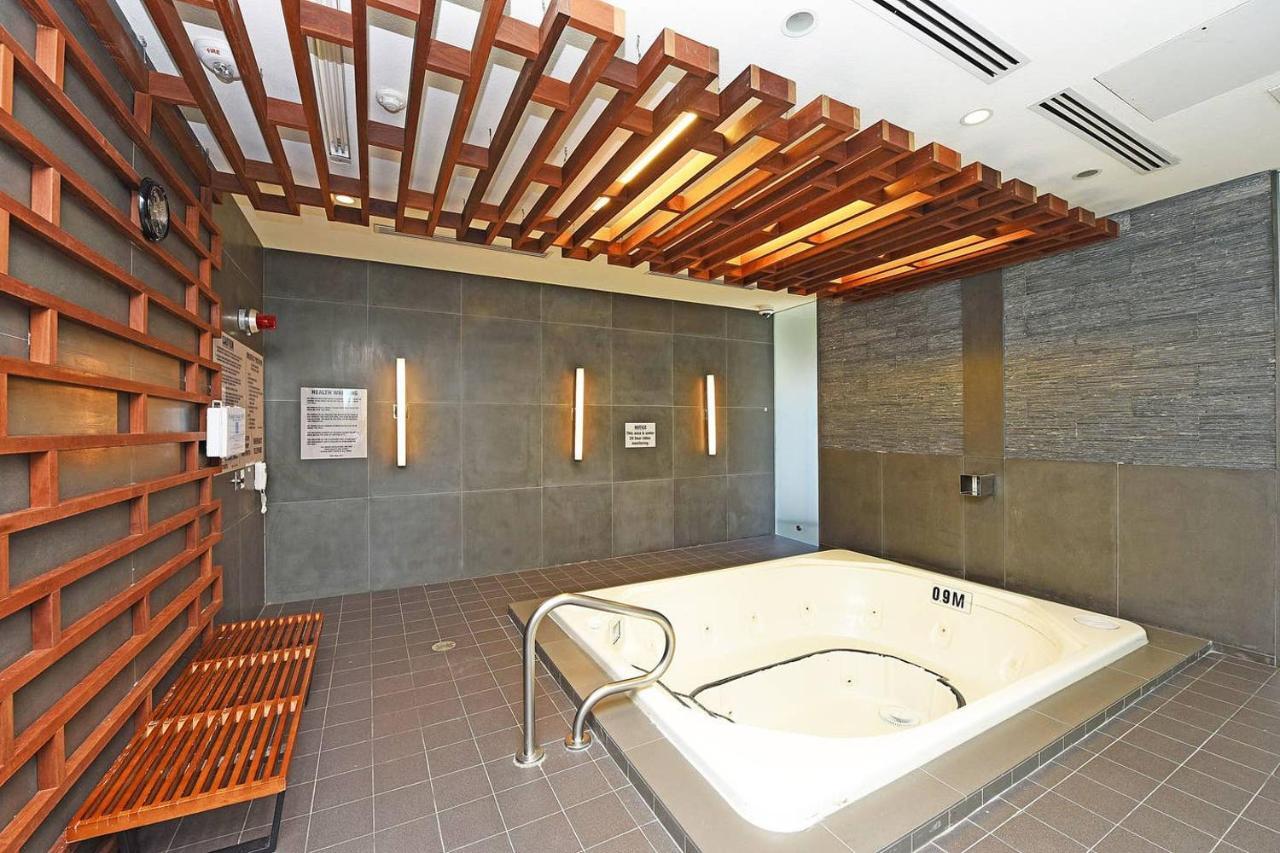 Bright Condo In The Heart Of Toronto Exterior photo