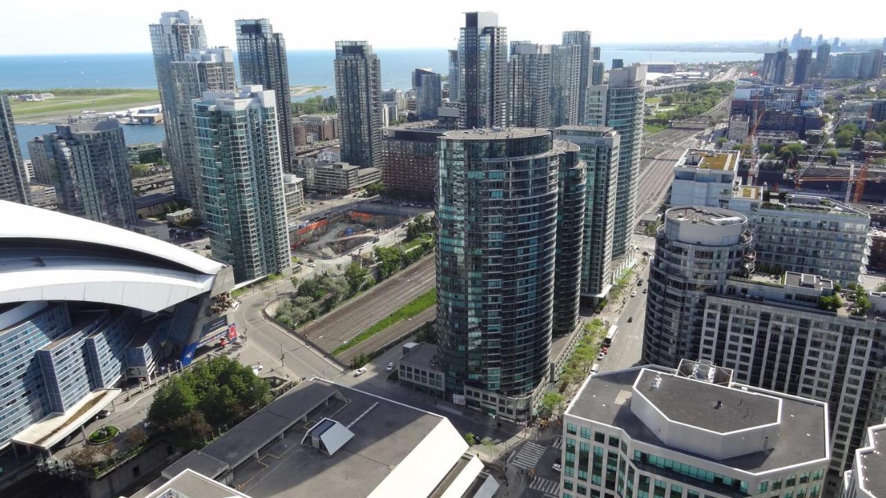 Bright Condo In The Heart Of Toronto Exterior photo